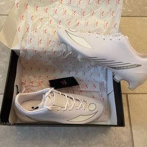 Concave youth soccer cleats